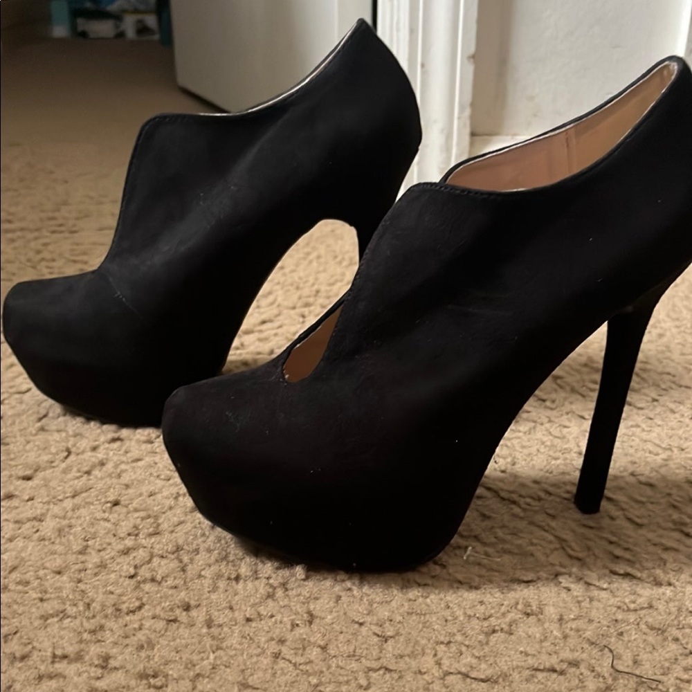 Black pumps